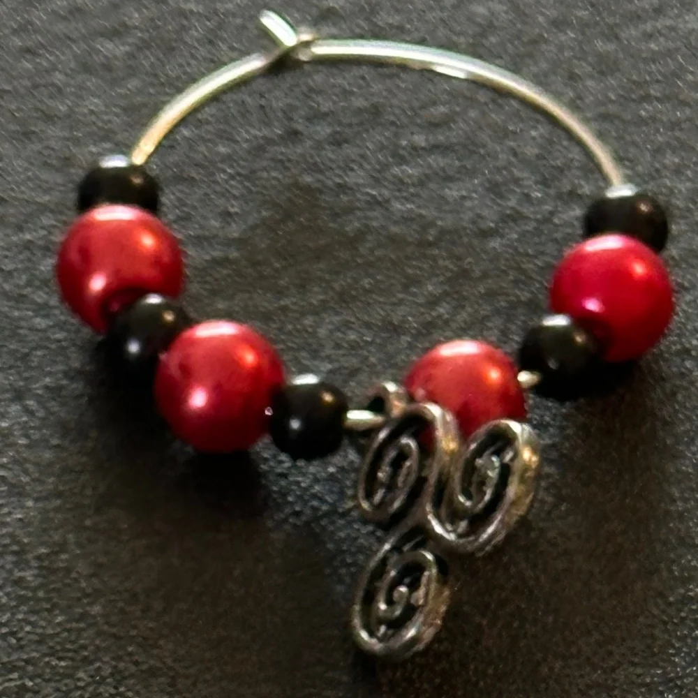 Wine glass tag Stainless steel black/red beads Triple Celtic Spiral charm